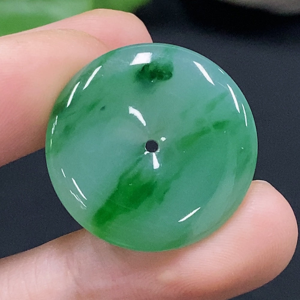 JadeitePeace Knot Pendant (Total weight approximately 4.7g)