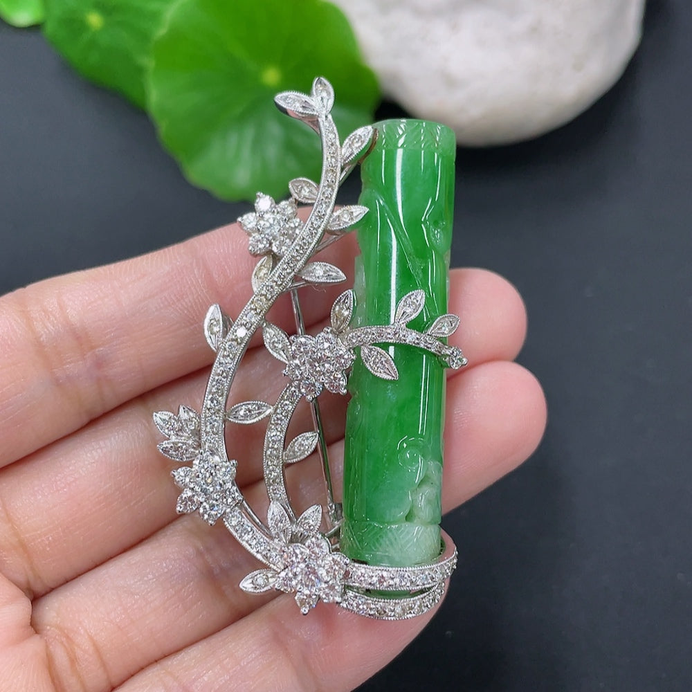 Jadeite Pendant with 43% Gold Setting and Diamond Accents