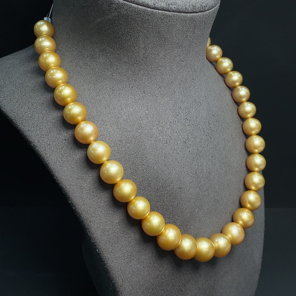 Seawater Pearl Necklace Non-Gold Setting Approx. 14.4mm Total Weight Approx. 102.50g Color Origin Undetermined With GILDER Certificate: Natural color Special Trade Name: Radiant Gold Nacre Thickness: 2.5-3mm [Total Value: $13,662 USD]