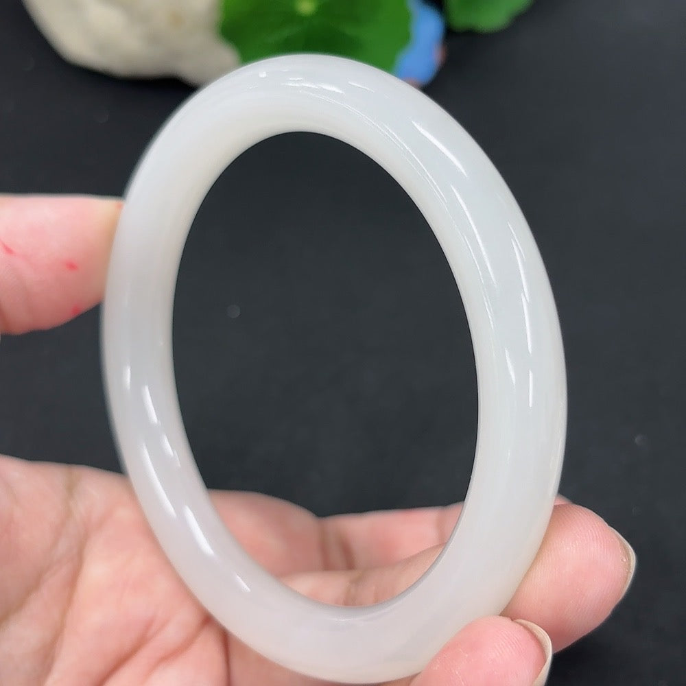 HKHQ Hetian Jade round bangle, size 59.9, with a smooth, polished surface and a total weight of approximately 42.6 grams.