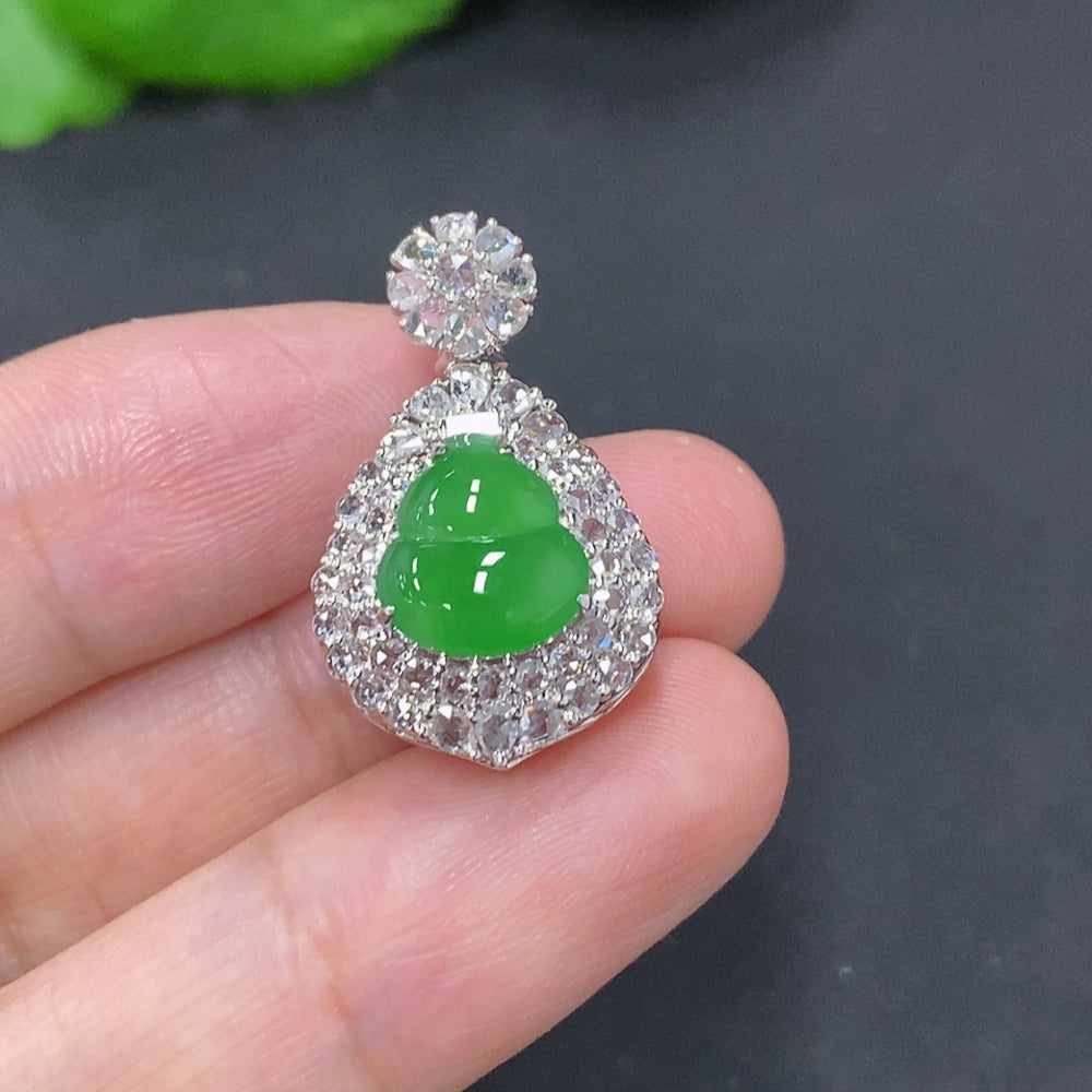 Jadeite Gourd Inlaid Pendant 18K Gold (With Diamond Accents)