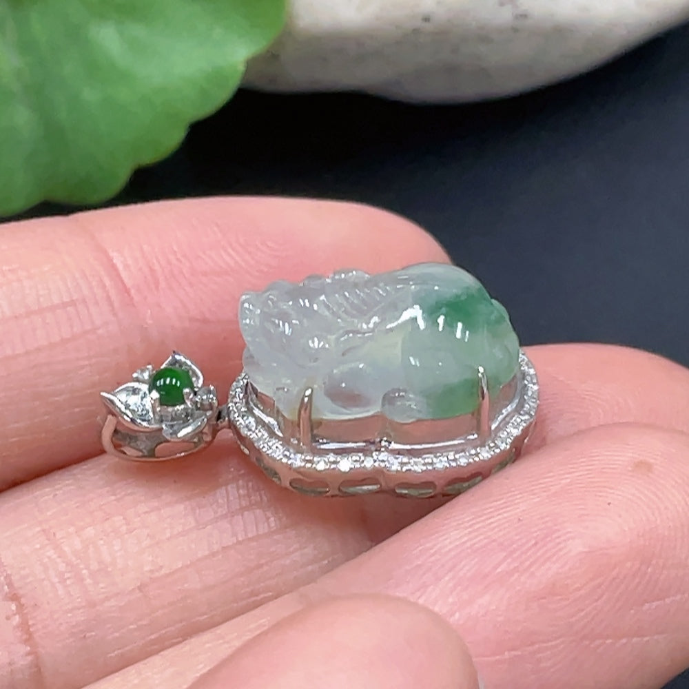 JadeitePi Xiu Pendant with 18K Gold Inlay, Total Weight Approximately 2.68g