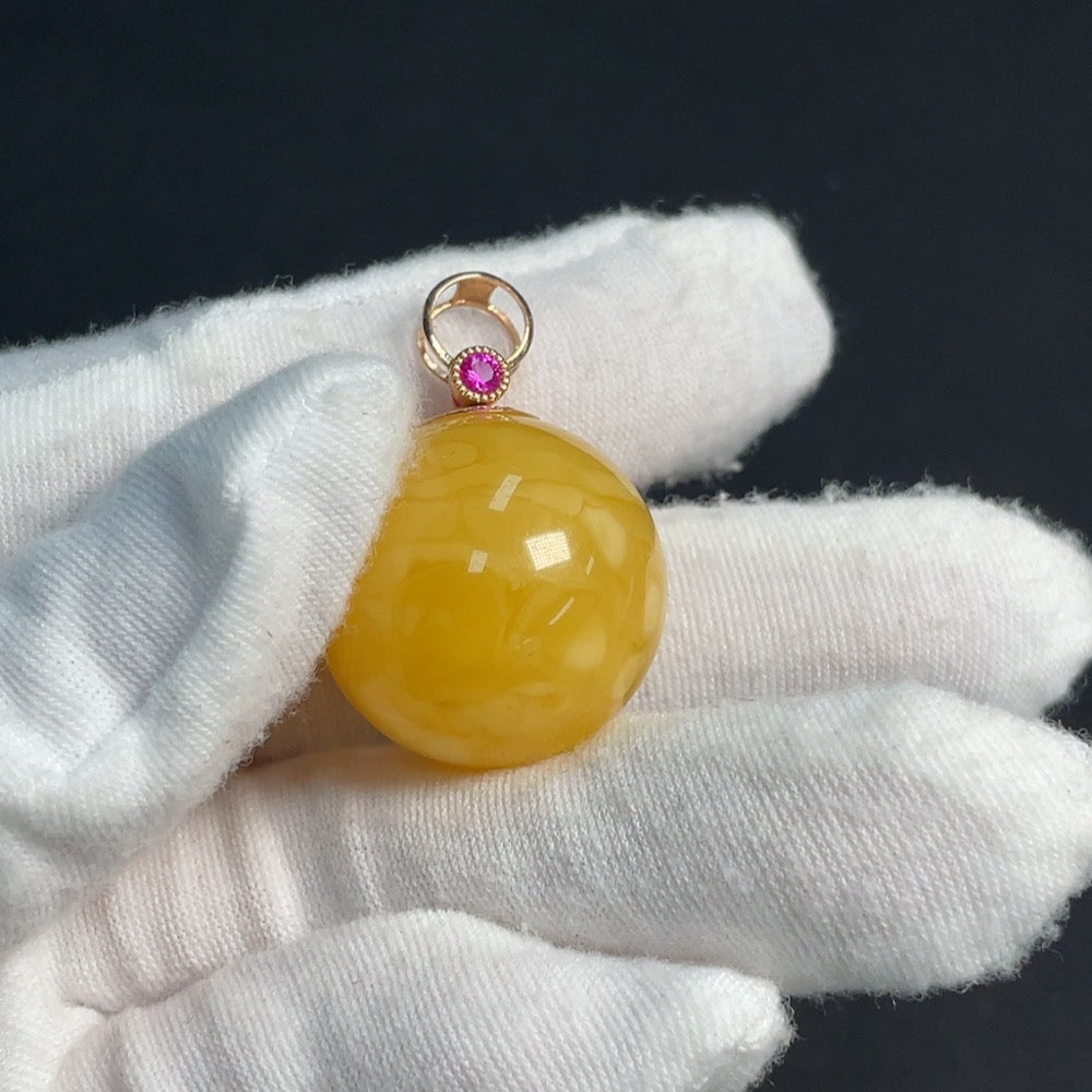 Amber beeswax pendant with 18K gold setting, featuring natural gemstone artistry by HKHQ.