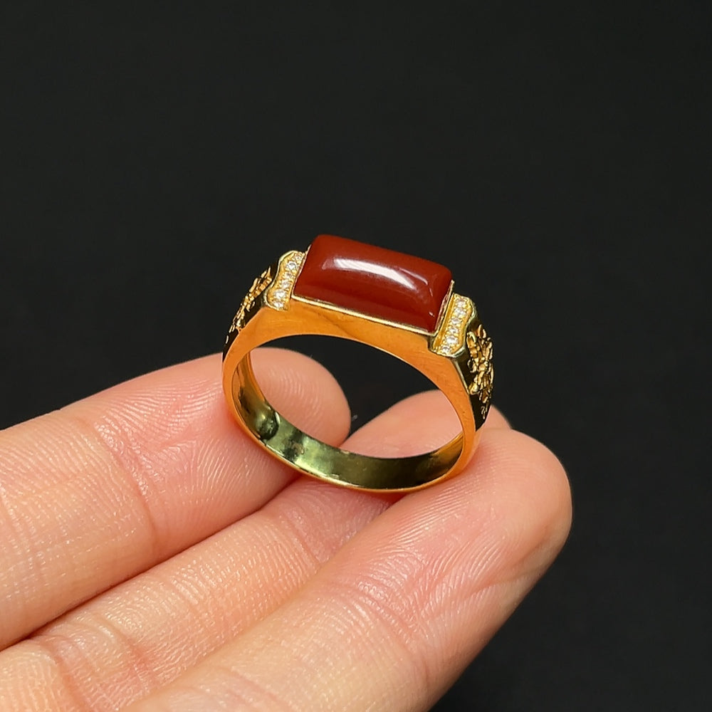 HKHQ 18K gold agate ring showcasing a smooth, polished agate stone set in a elegant gold band.