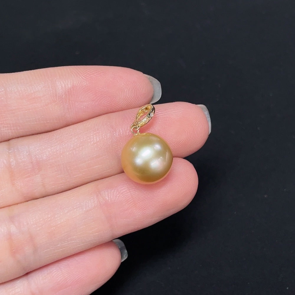 Saltwater Pearl Pendant with 18K Gold, Color Origin Undetermined, Accented with Diamonds