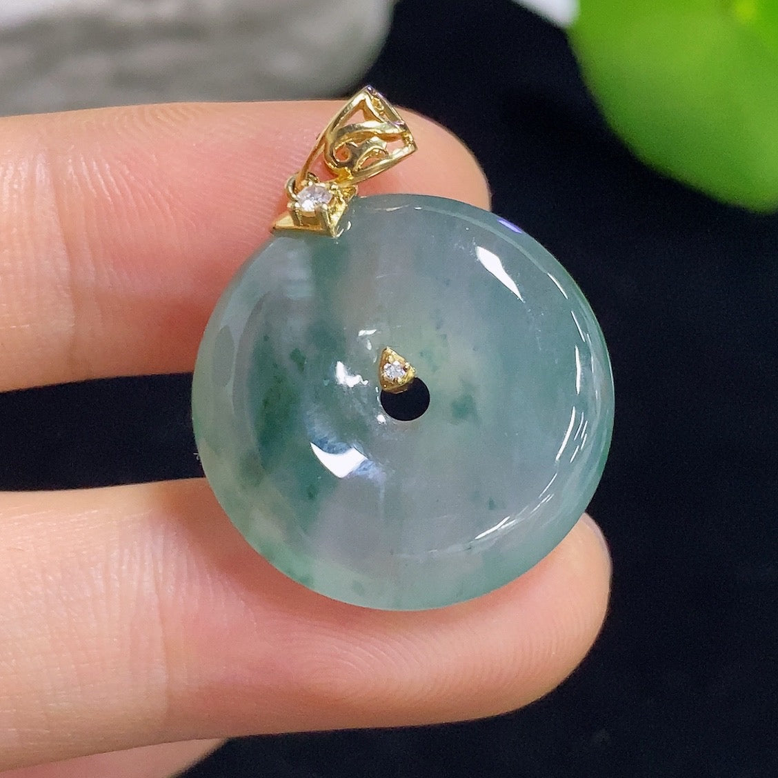 Jadeite peace knot pendant in 18k gold with diamond inlay, weighing approximately 5.82g, crafted by HKHQ.