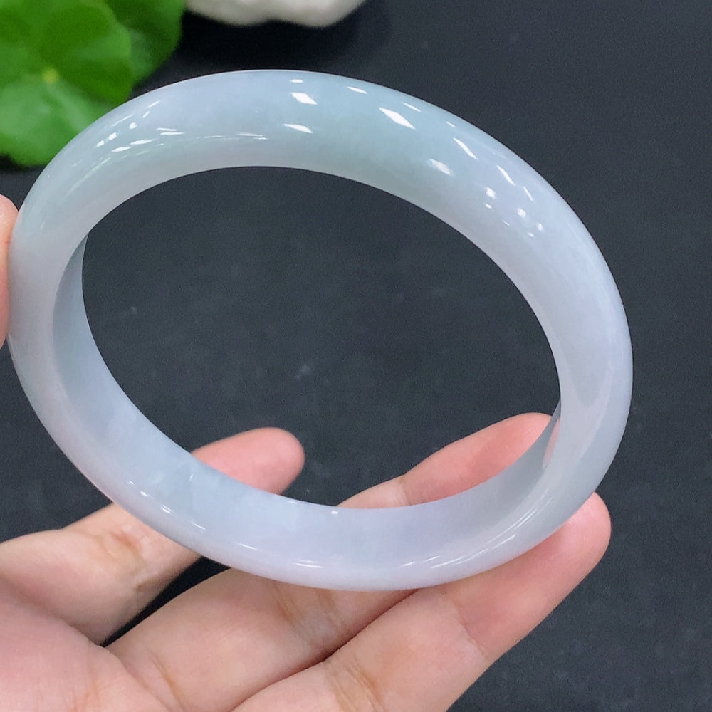 HKHQ Jadeite round bracelet made of green jade, featuring polished smooth beads, certified by Huiliu.