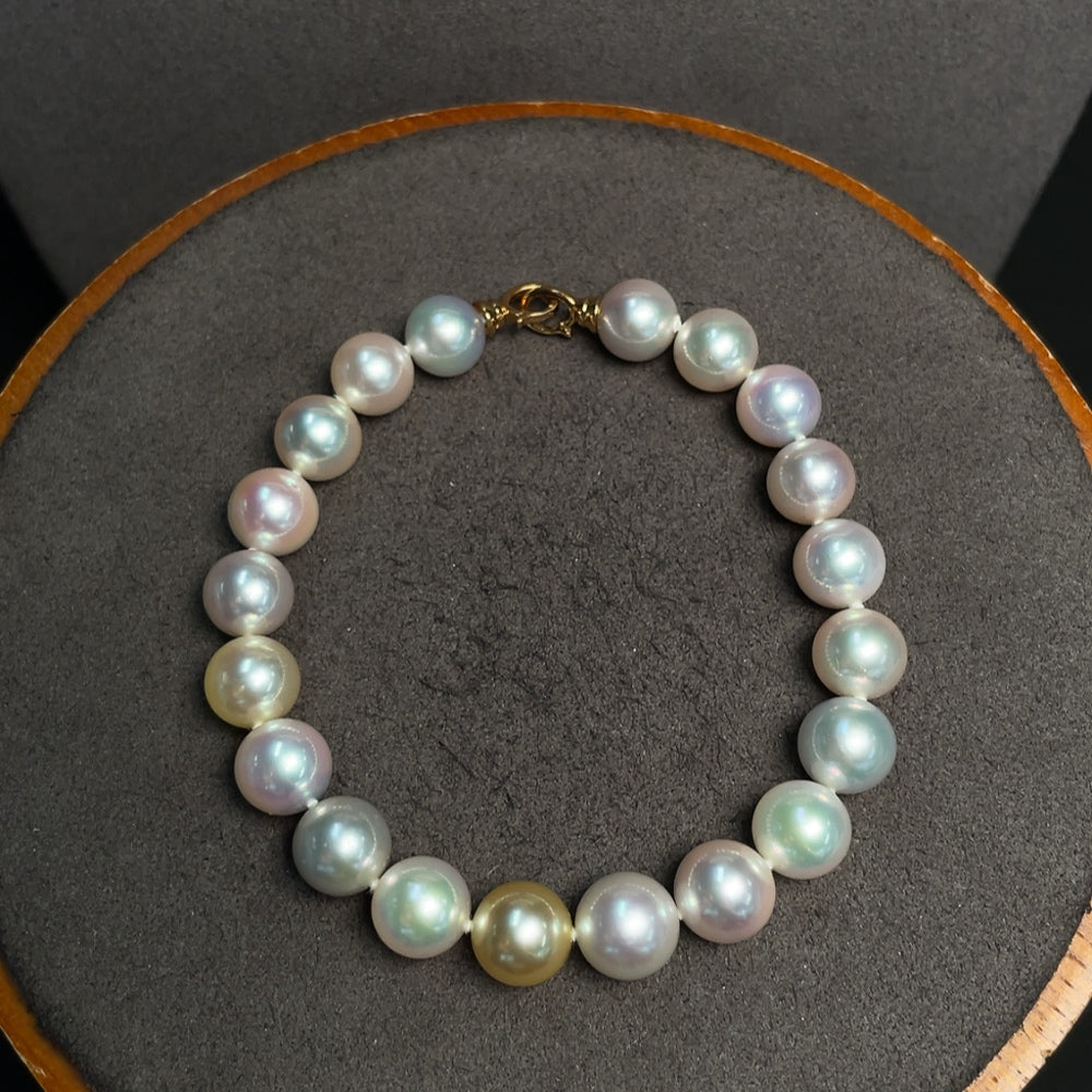 HKHQ 18k seawater pearl bracelet with pearl chain, 63.13g, featuring lustrous pearls on a delicate gold chain.