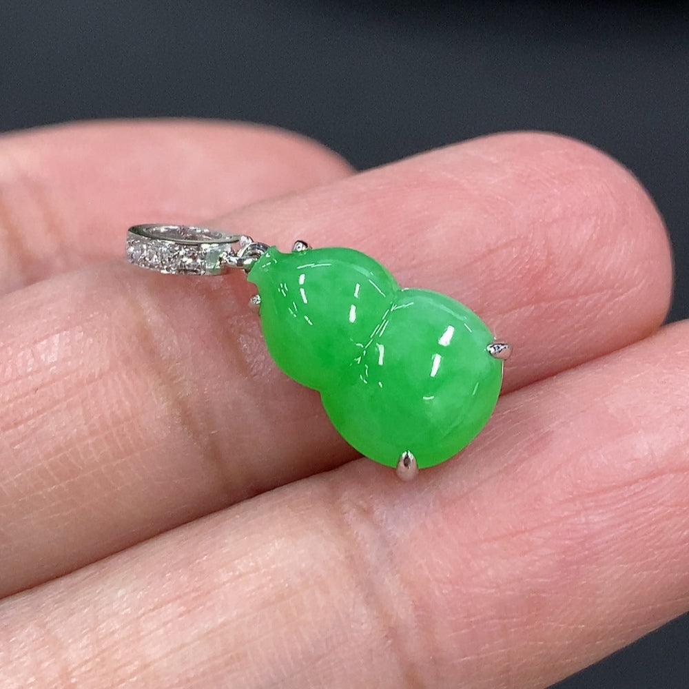 Jadeite gourd pendant with 18K gold and diamond accents, featuring intricate inlay work, weighing approximately 1.47 grams.