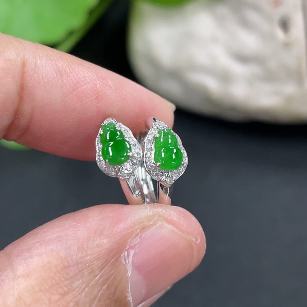 HKHQ jadeite gourd-shaped ear studs in 18k gold with diamond inlays, lightweight 1.24g, elegant and detailed jewelry design