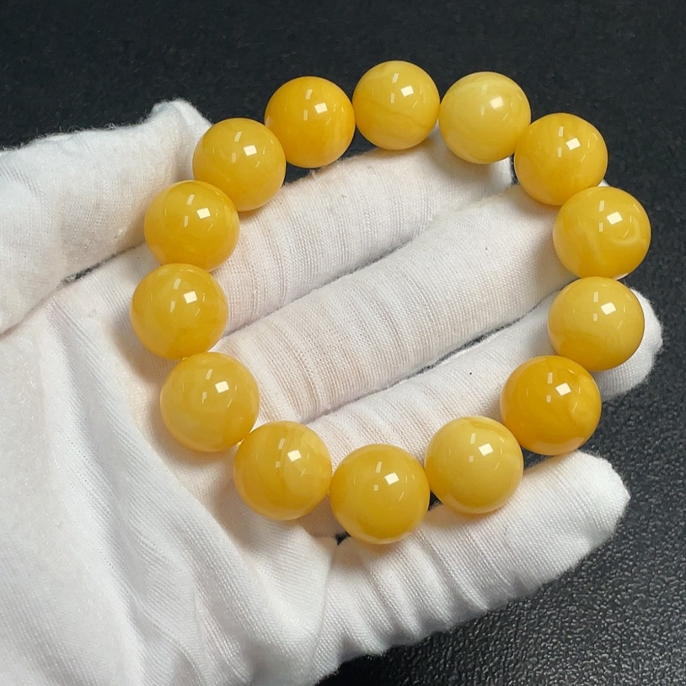 Amber and beeswax bracelet, partial repair visible, total weight approx. 27.3g, size approx. 15.2mm