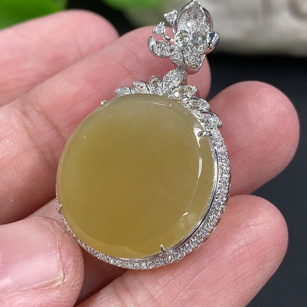 Jadeite Buddha Pendant with 18K Gold Clasp, Total Weight Approximately 4.5g, Set with Diamonds