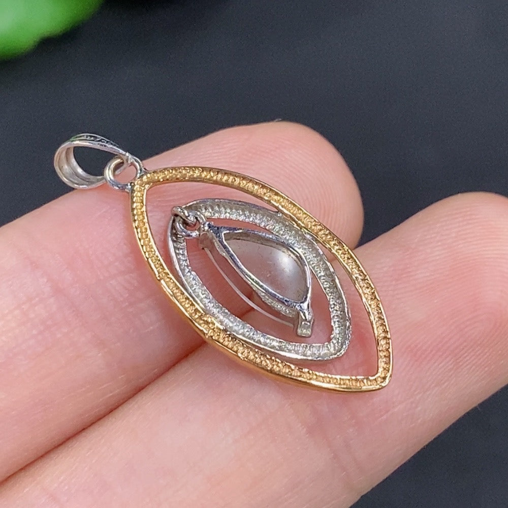 Jadeite inlaid pendant on a necklace, crafted with 18k gold, weighing approximately 1.75g, by HKHQ.