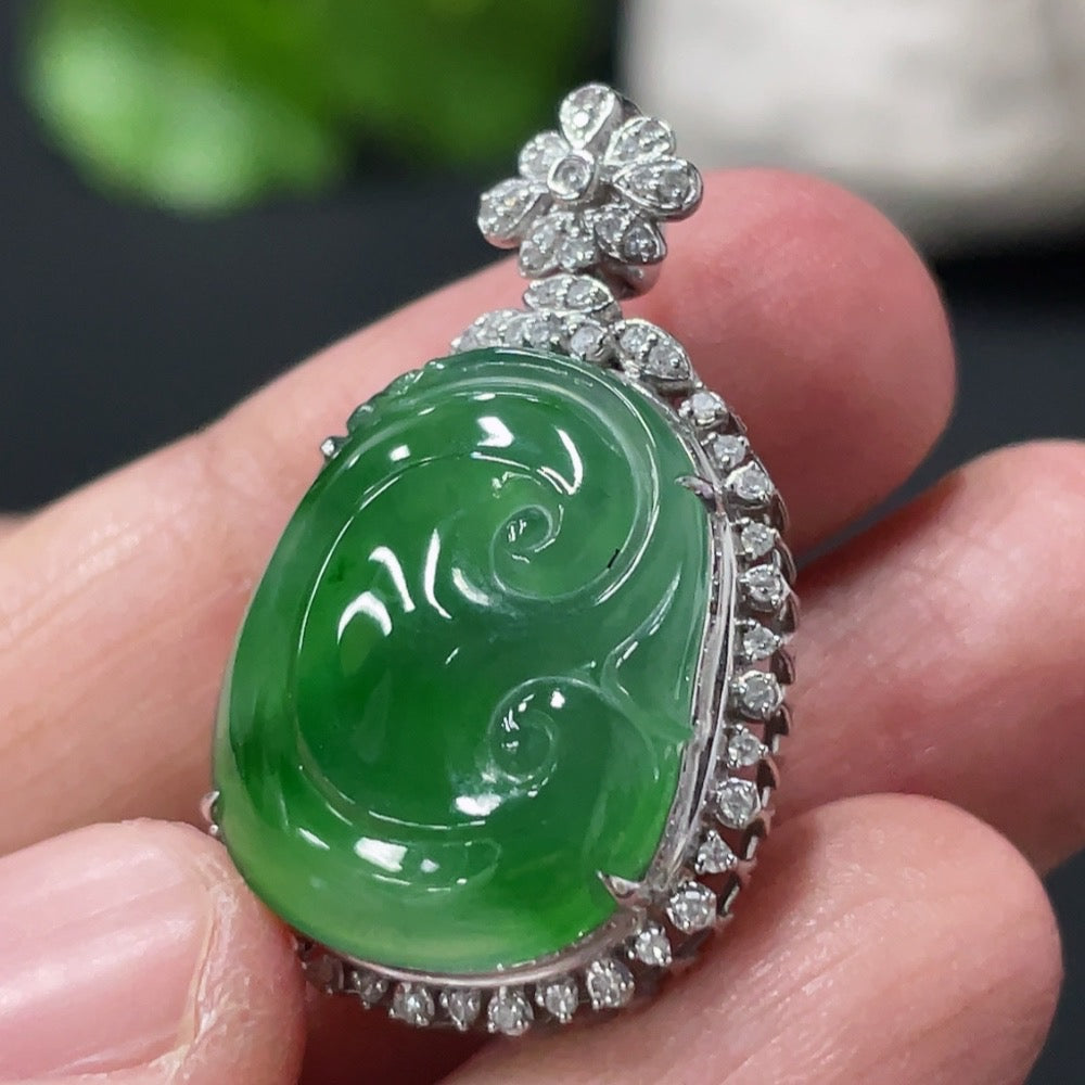 Jadeite Ruyi Inlaid Pendant with 18K Gold and Diamond Accents, Total Weight Approximately 5.54g