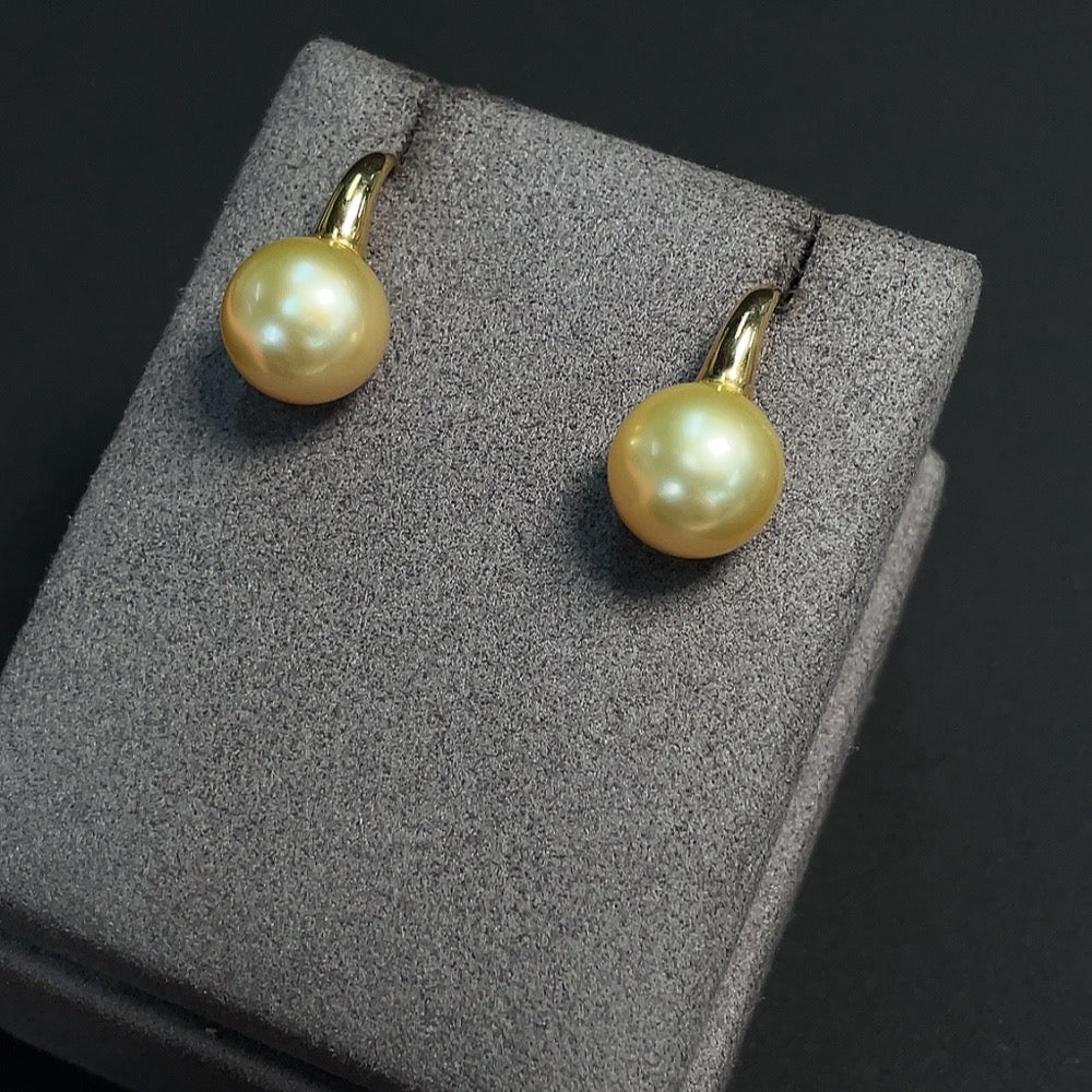 Seawater pearl earrings set in 18k gold, approximately 12mm in size, total weight about 6.76g, color origin undetermined