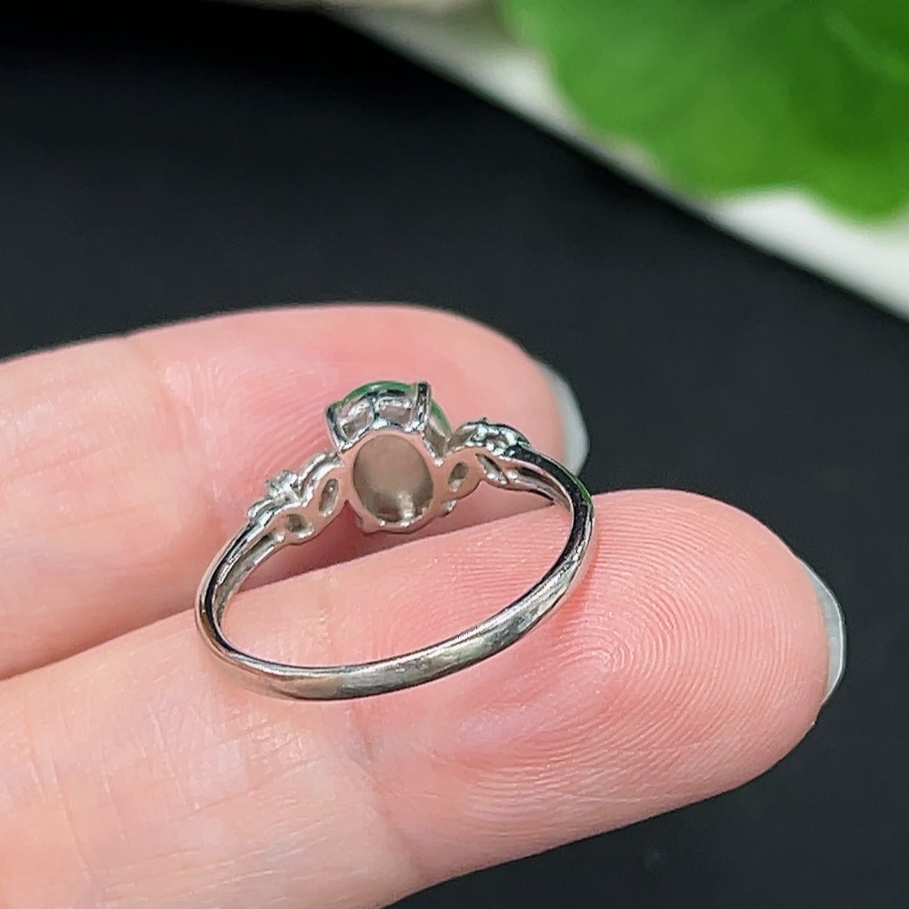 Jadeite inlaid ring in 18K gold with diamond accents