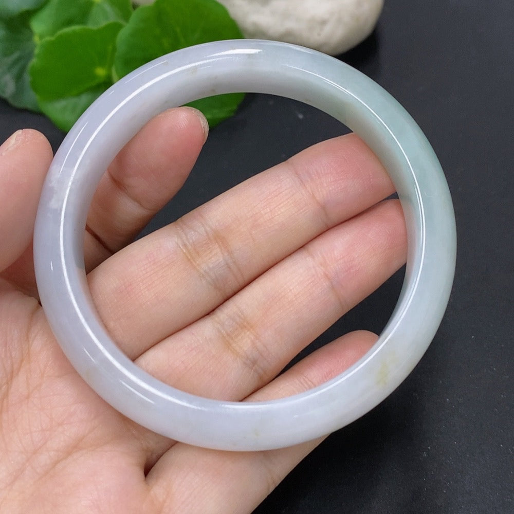HKHQ jadeite round bangle weighing 53g with size 58.7, featuring smooth polished surface and vibrant green color.