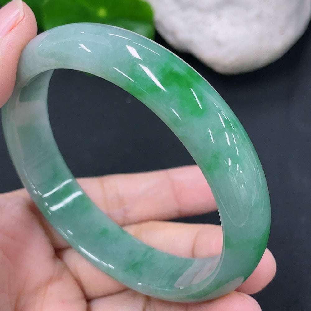 Jadeite round bangle with a 55.7mm diameter, handcrafted jade jewelry by HKHQ, weighing approximately 43.49g.