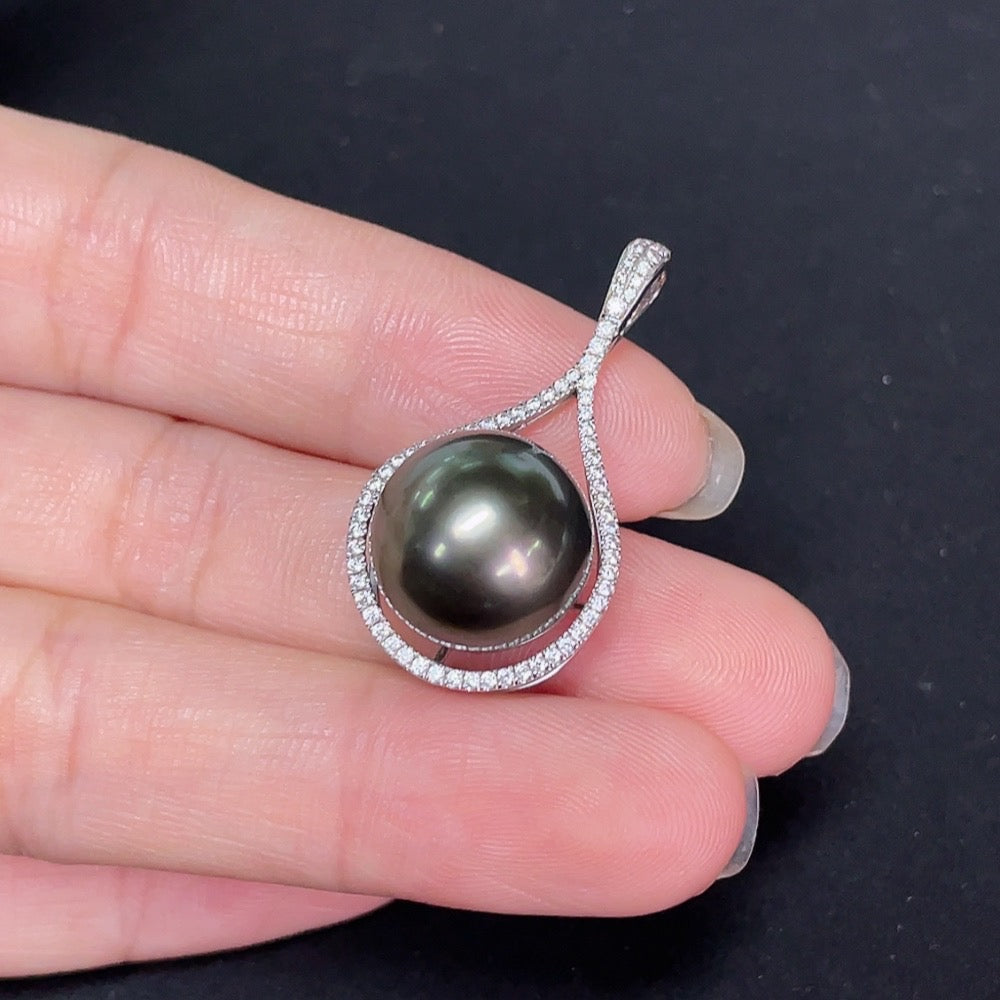 Seawater pearl pendant in 18K gold with a 13.2mm pearl, HKHQ jewelry, featuring a lustrous non-diamond pearl design.