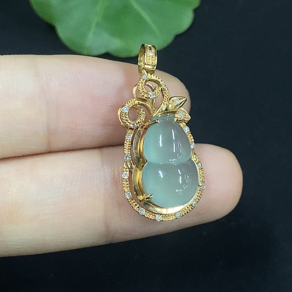 Jadeite Gourd Inlaid Pendant AU71% with Diamond Accents