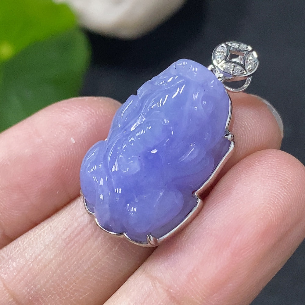 Jadeite Pixiu Pendant with 18K Gold and Diamond Accents, Total Weight Approximately 6.4g