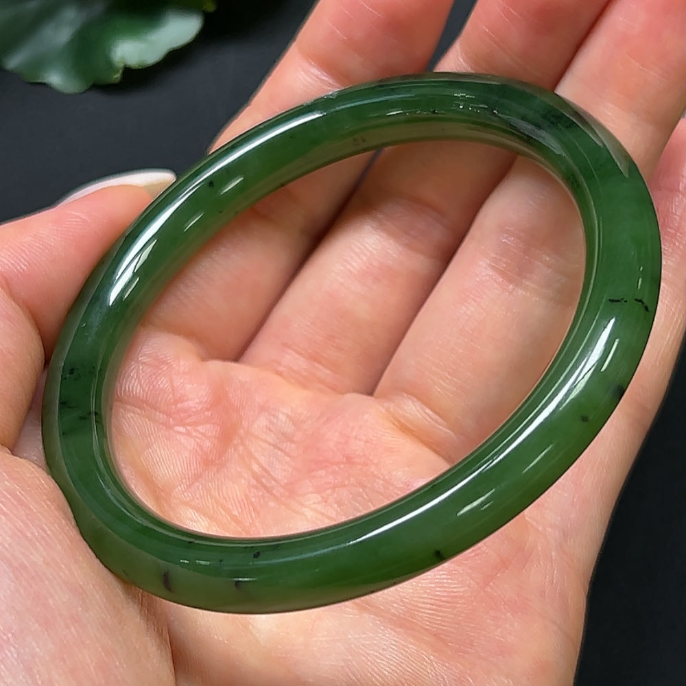 HKHQ Hetian jade round bangle with a 56.7mm diameter, weighing approximately 29.59g, showcasing smooth, polished jade surface.
