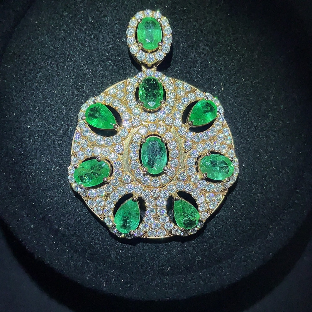 Emerald pendant with 18K gold setting, clarity enhanced, jewelry necklace by HKHQ showing the vibrant green gemstone and elegant design.