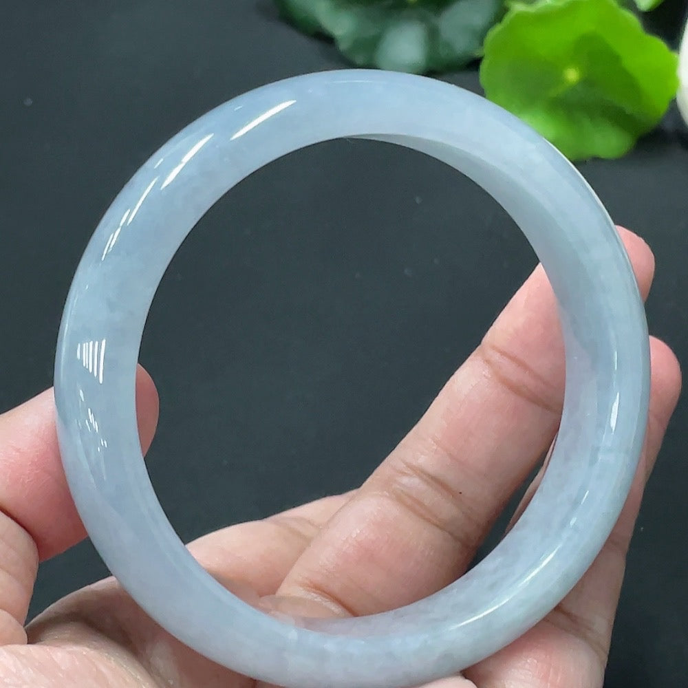 HKHQ Jadeite round bangle with smooth, polished surface, certified jade jewelry, featuring a classic circular design.