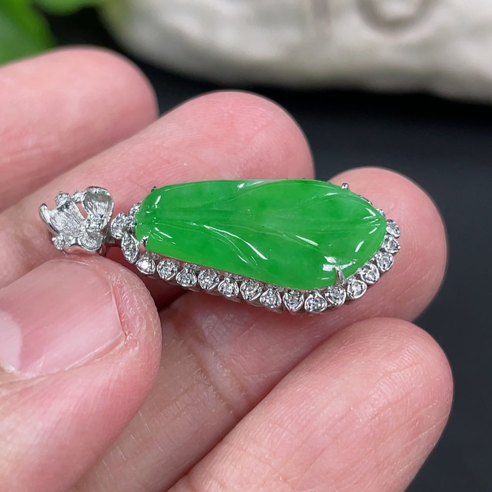 Jadeite Leaf Inlaid Pendant 18K Gold with Diamond Accents Total Weight Approx. 2.93g