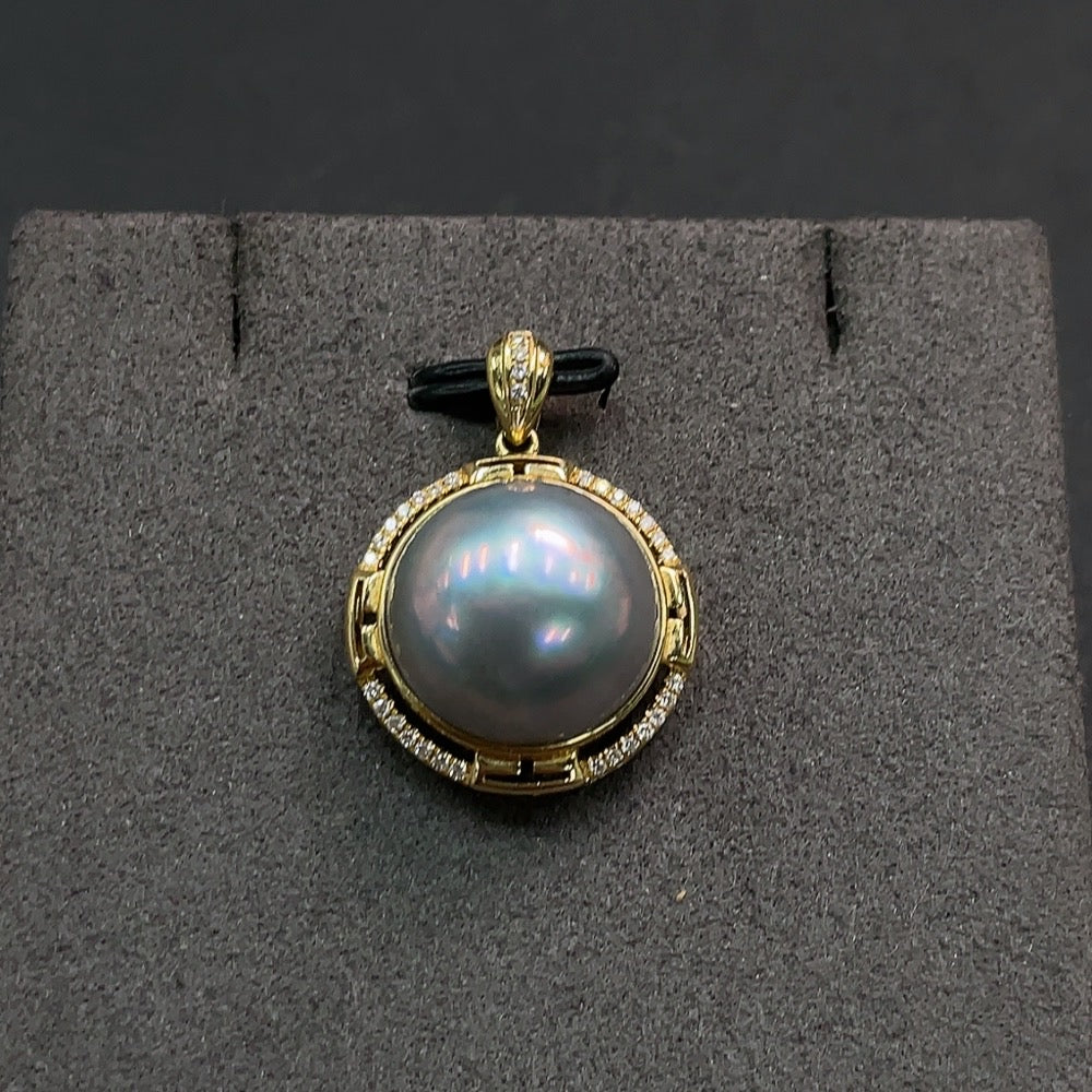 Composite Seawater Pearl Pendant in 18K Gold, Card Size Approx. 14.4mm, Total Weight About 4.11g, Color Origin Undetermined