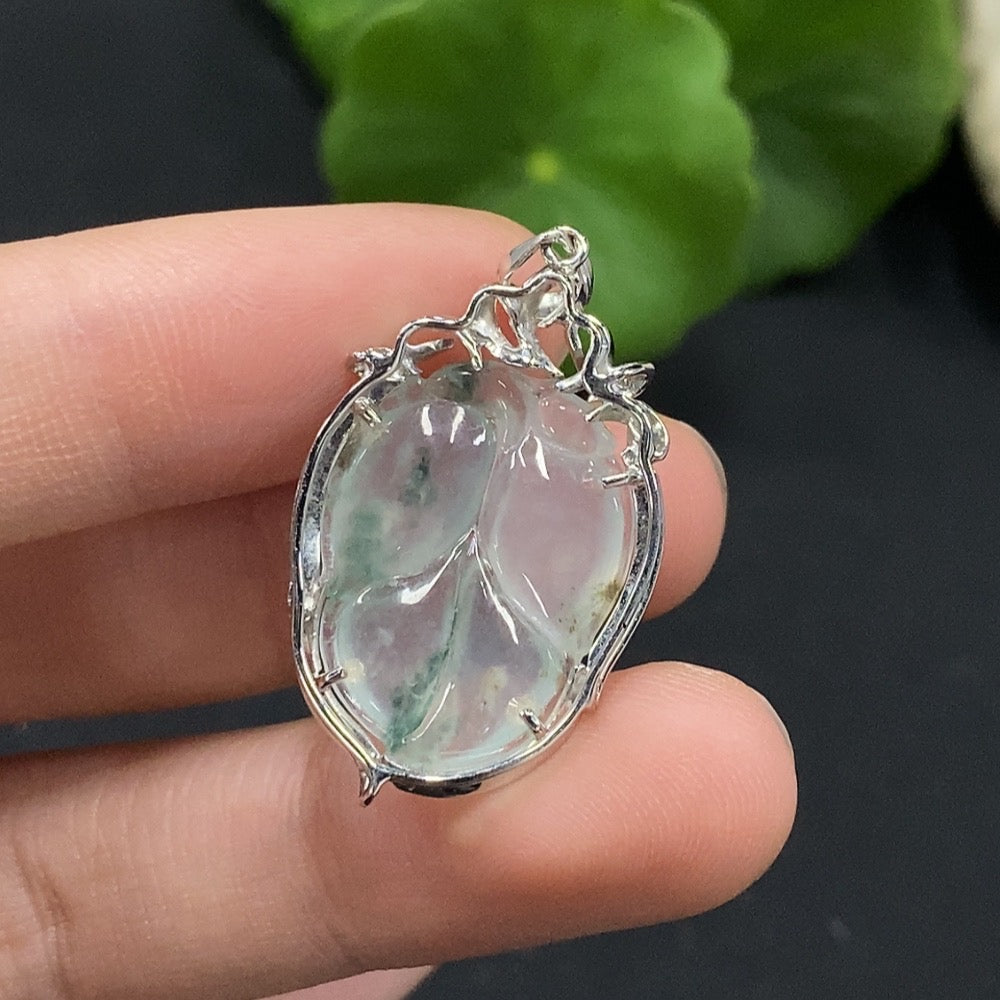 Jadeite leaf pendant in 18K gold, featuring a detailed jade leaf design, weighs approximately 3.34 grams.