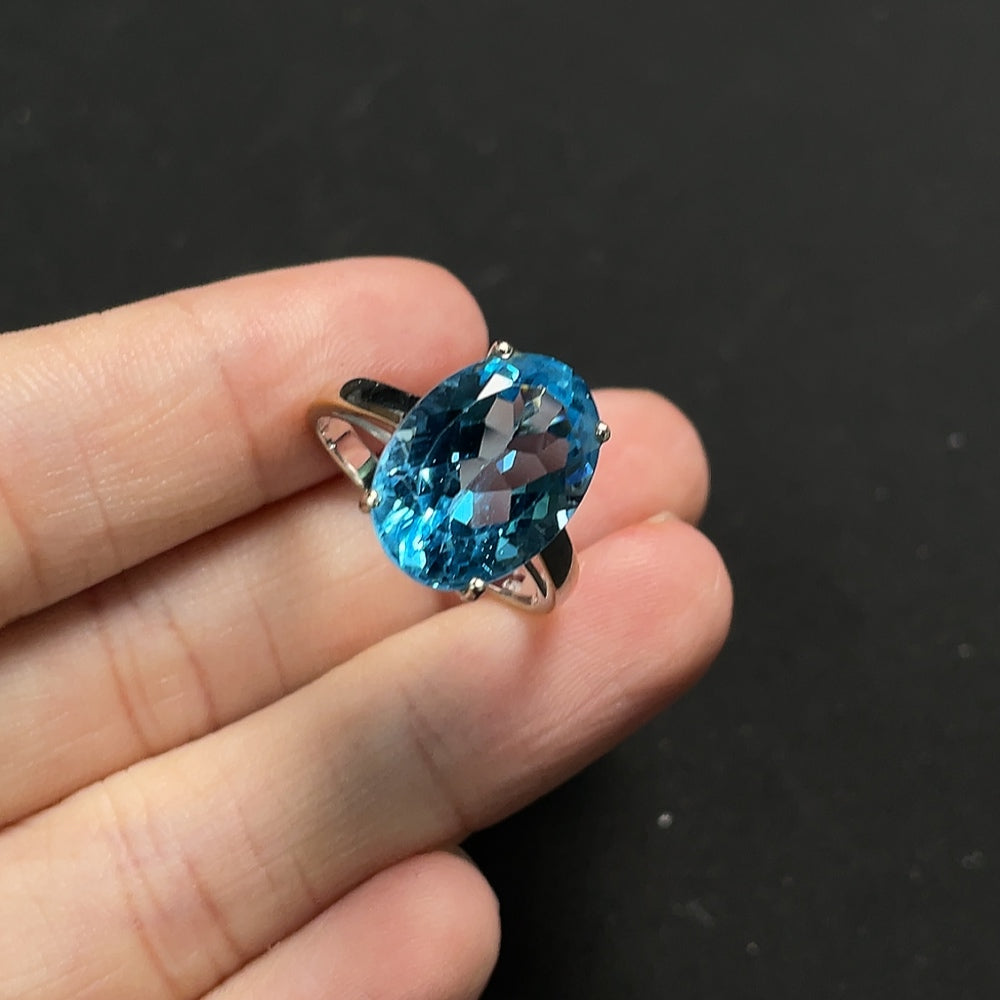 Topaz ring, color origin undetermined, 18K gold