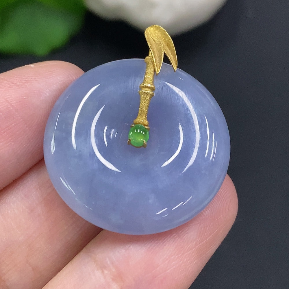 Jadeite Peace Knot Pendant with 18k Gold Setting, Total Weight Approximately 10.3g
