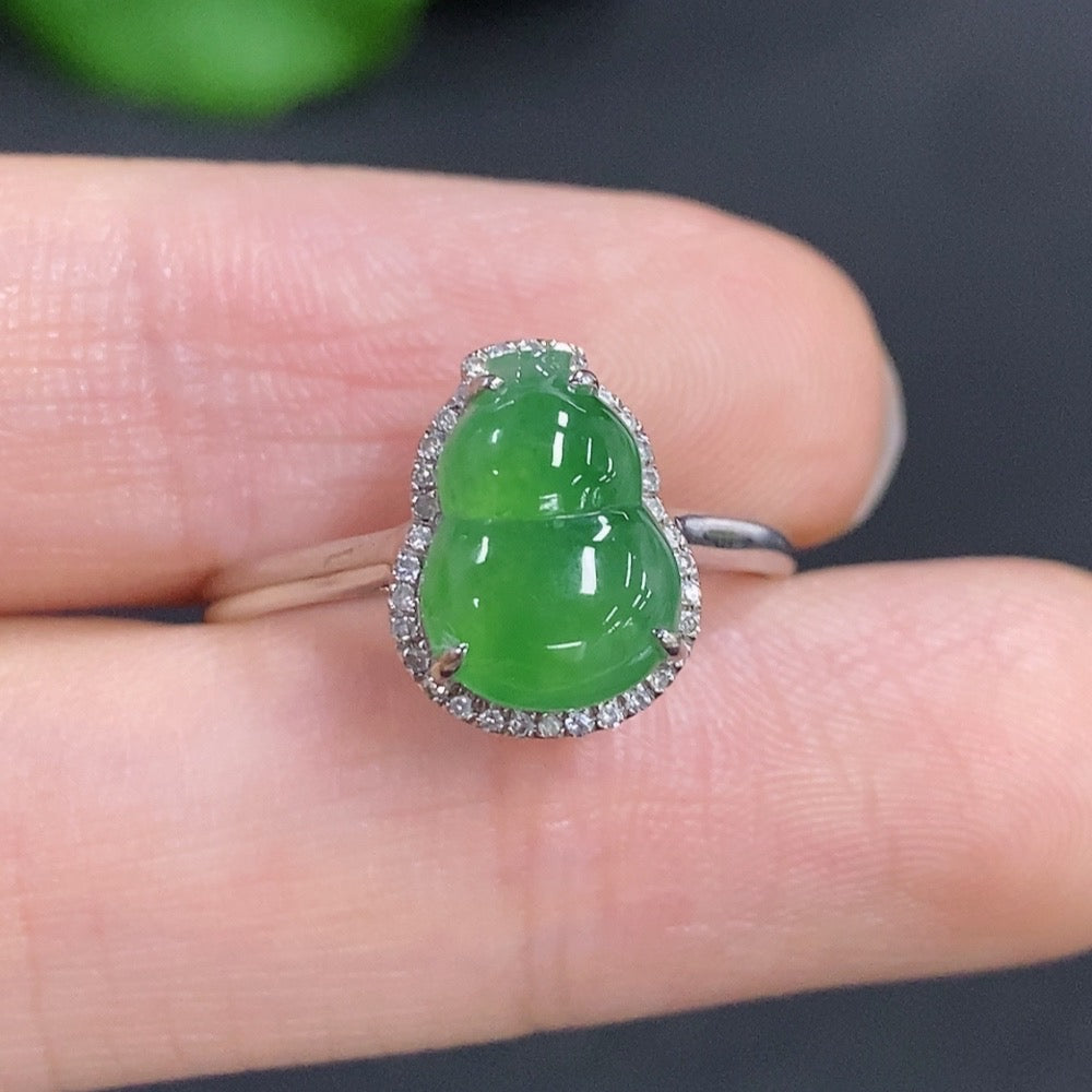 Jadeite gourd inlaid ring with 18k gold and diamond accents, size 17, weighing approximately 2g, from HKHQ.
