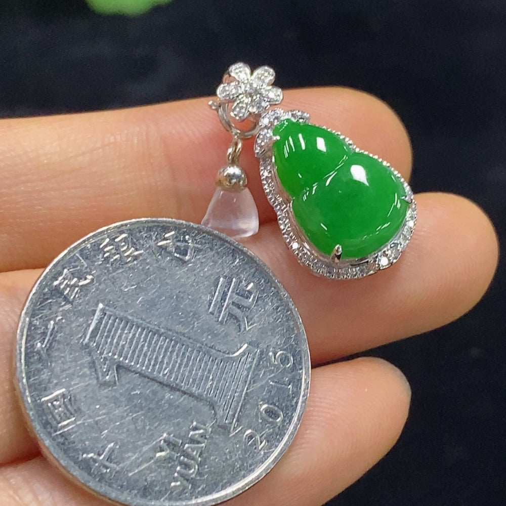 Jadeite gourd inlaid pendant 18k with diamond, total weight about 2.4g