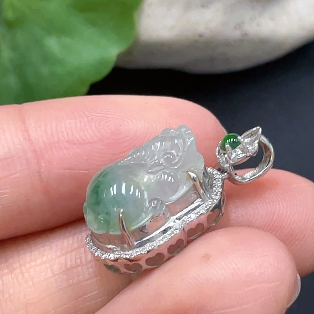 JadeitePi Xiu Pendant with 18K Gold Inlay, Total Weight Approximately 2.68g