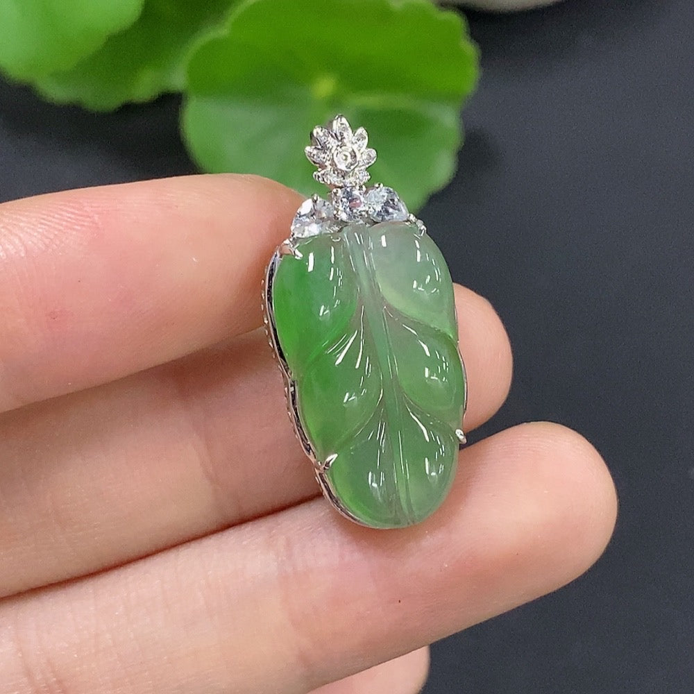 Jadeite Leaf Inlaid Pendant 18K Gold Total Weight Approx. 2.78g