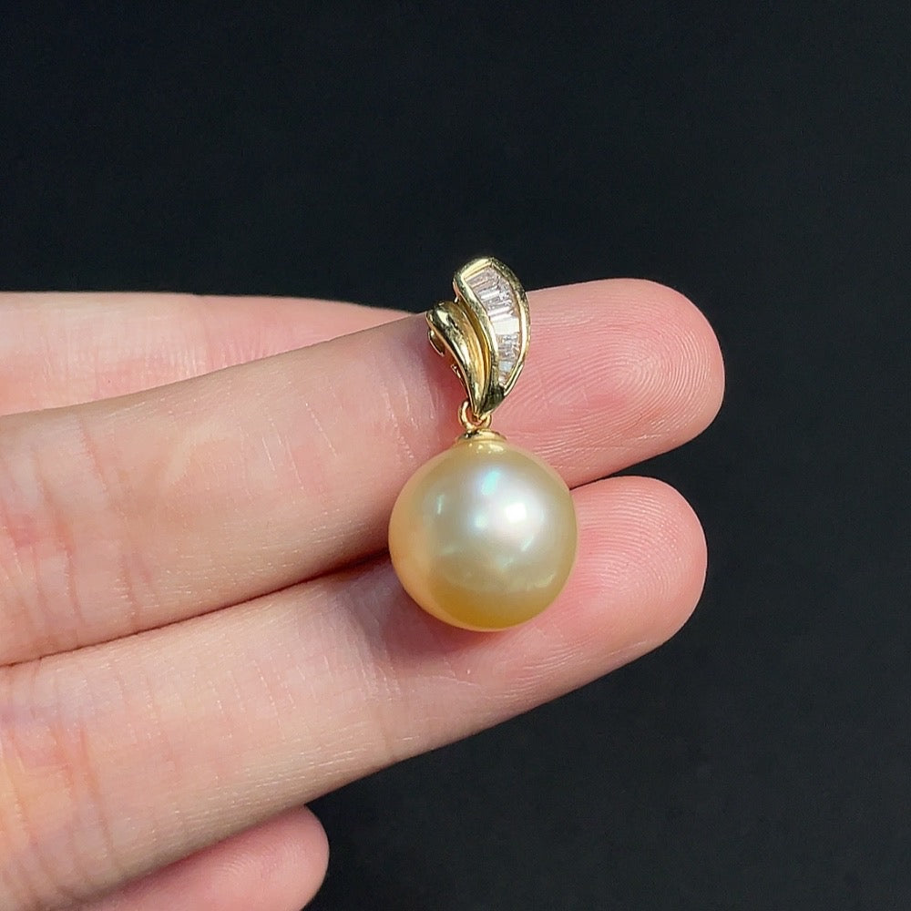 18k seawater pearl pendant with undetermined color origin, accented with diamonds, total weight approximately 3.37g, size about 11.9mm