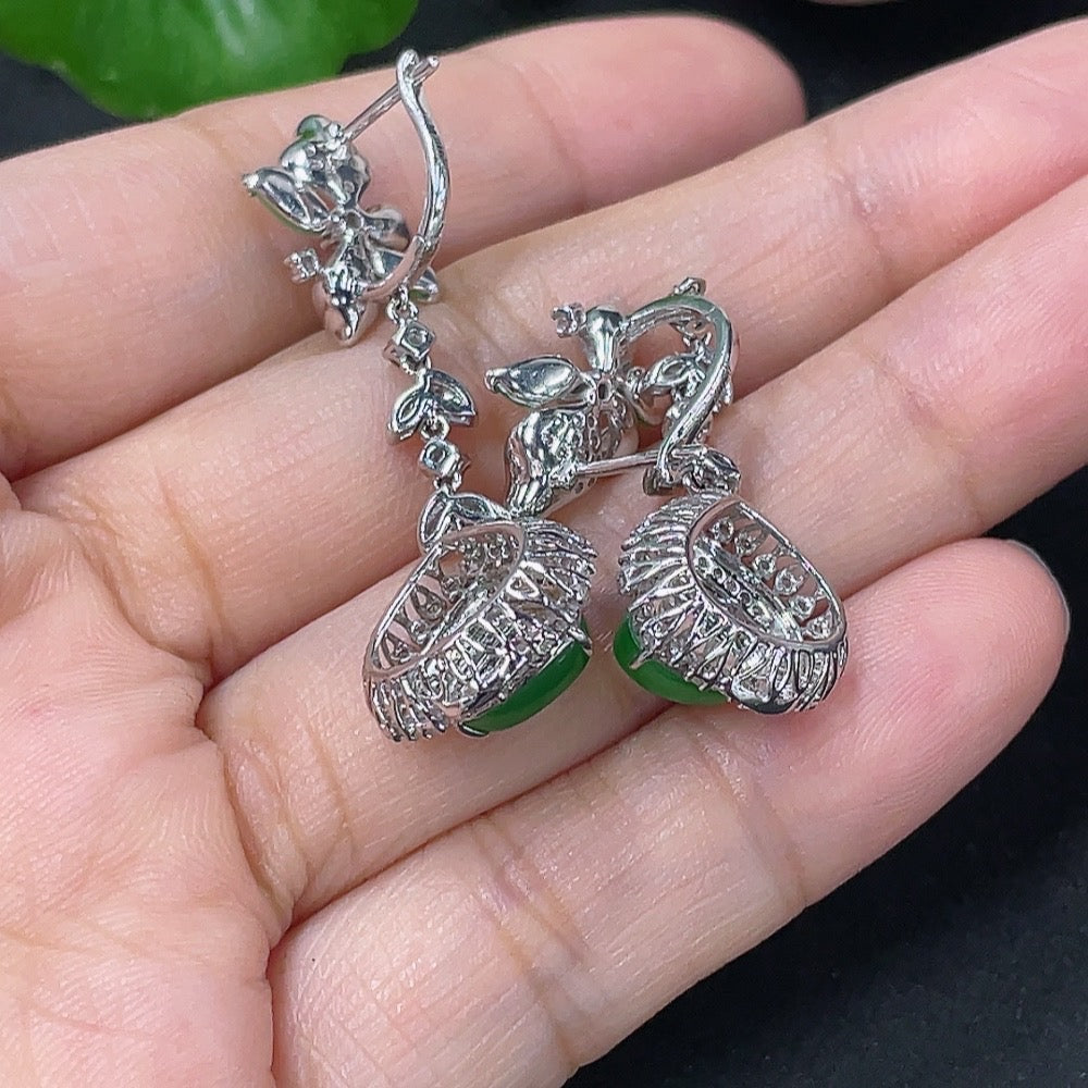 Jadeite earrings with 18k gold and diamond accents, featuring elegant design and total weight of 5.73g.