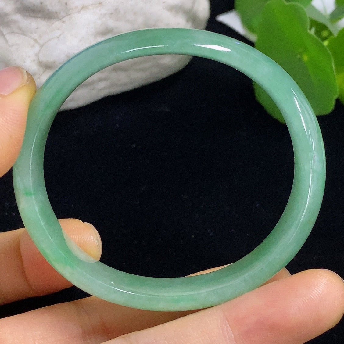 HKHQ jadeite concubine bracelet with green jade, size 52.5/47.8, weighing approximately 33.21g, detailed close-up image