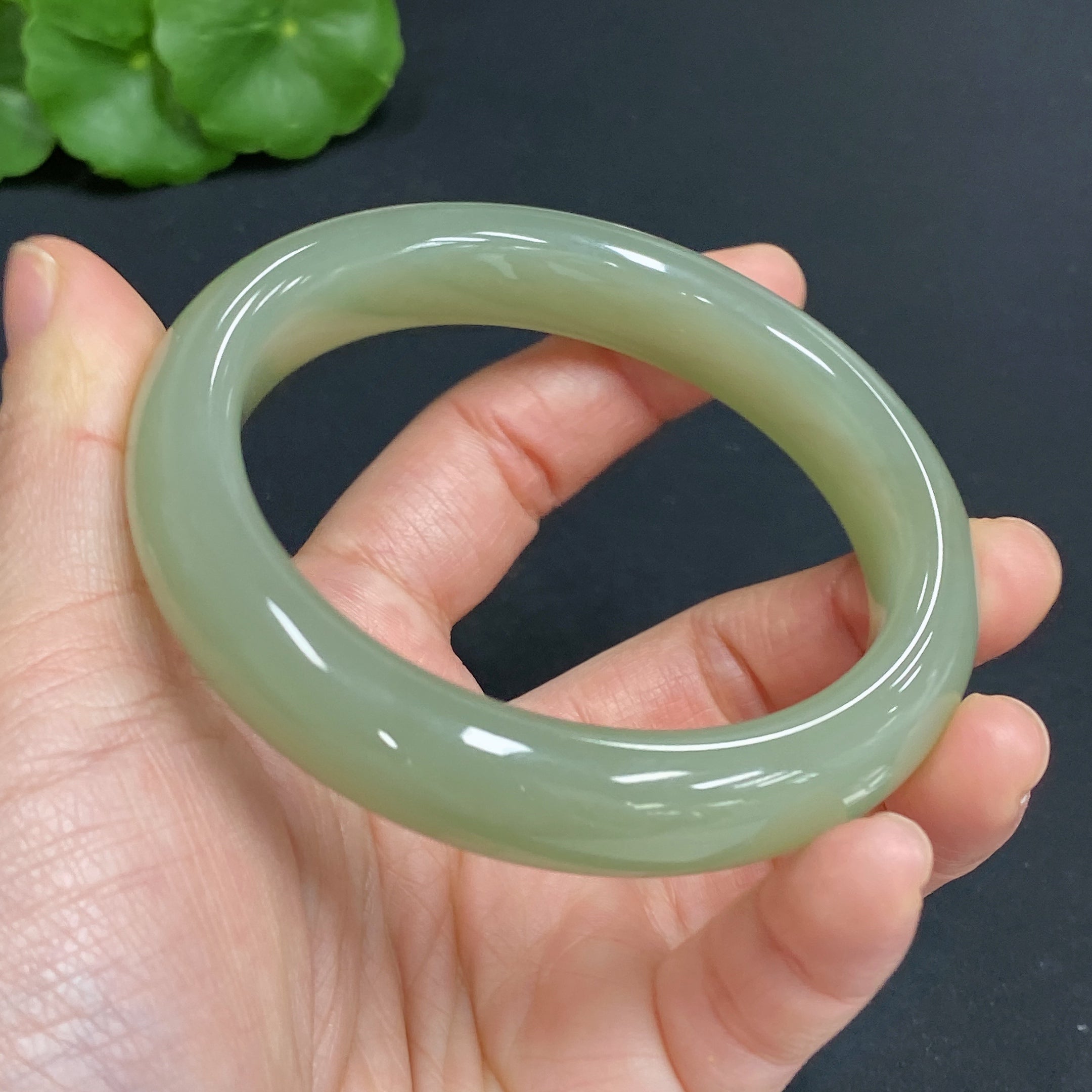 Hetian Jade Round Bracelet (58.4 loop size, approx. 59.8g total weight)