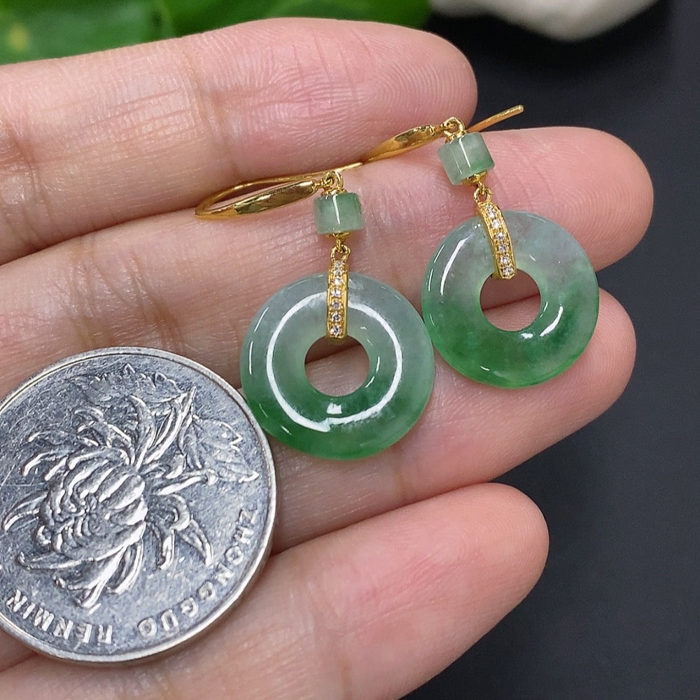 Jadeite earrings with 18K gold mounting, total weight approx. 3.7g (set with diamonds)