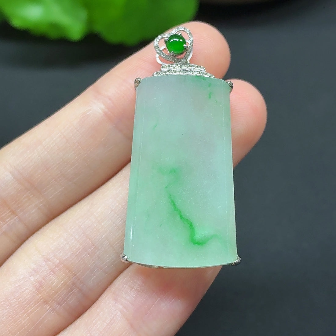 Jadeite Plain Pendant Necklace 18k with Diamond Side Stones