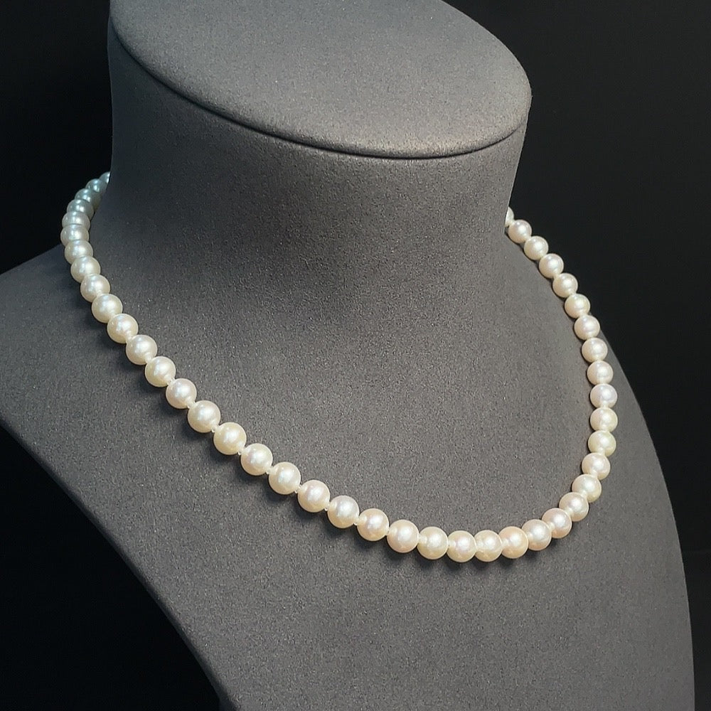HKHQ pearl necklace with 18K gold markings, red beads, and gold-plated beads, featuring 6.9mm pearls and a total weight of 29.9g.