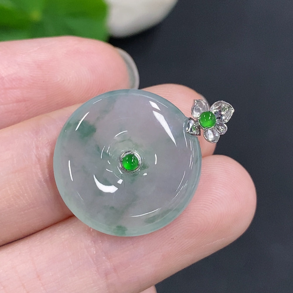 Jadeite Peace Knot with 18K Gold Clasp, Total Weight Approx. 4g