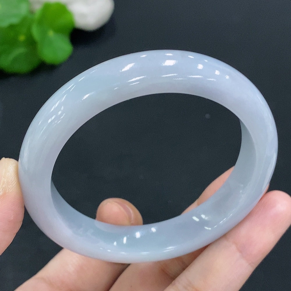 Huiliu Certified HKHQ jadeite round bangle showcasing smooth, polished green jade with a glossy finish.