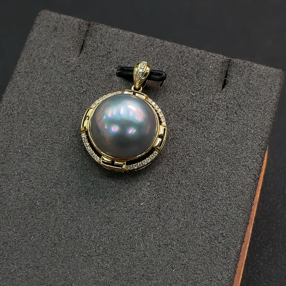 Composite Seawater Pearl Pendant in 18K Gold, Card Size Approx. 14.4mm, Total Weight About 4.11g, Color Origin Undetermined
