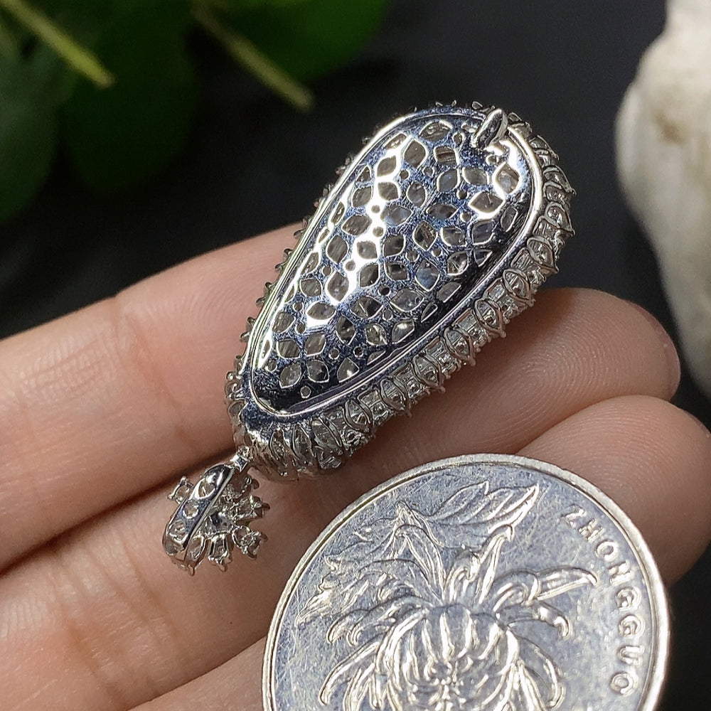 Emerald Bean Pendant with 18K Gold Setting, Total Weight Approximately 7.8g