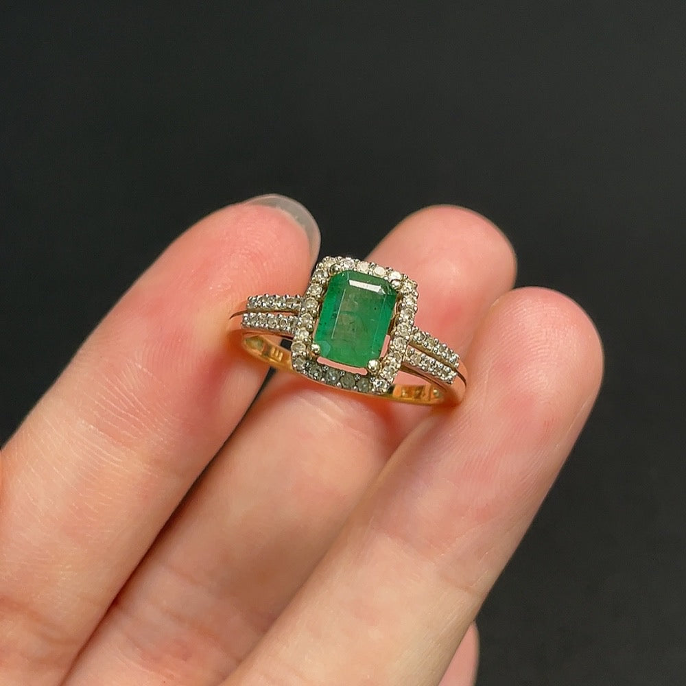 Emerald Inlaid Ring 58% Gold Content Size 15 Total Weight Approx. 2.65g Clarity Enhanced Non-Diamond