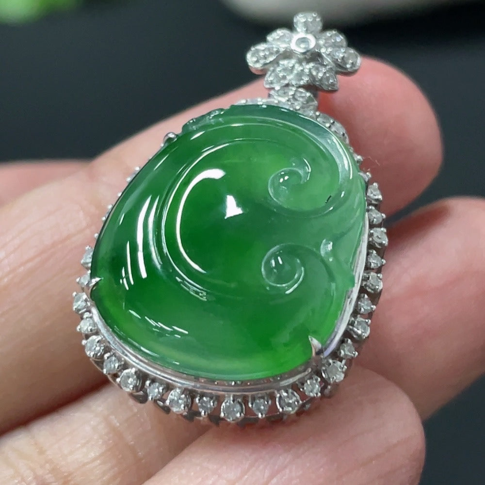Jadeite Ruyi Inlaid Pendant with 18K Gold and Diamond Accents, Total Weight Approximately 5.54g